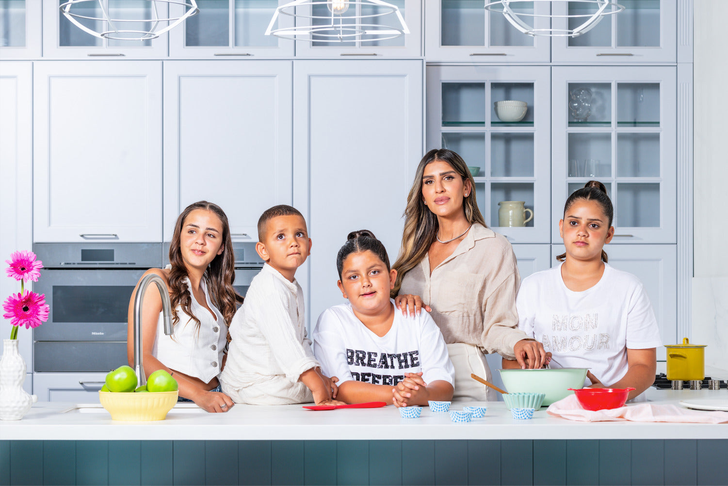 עינב והילדים שלה במטבח בצילומים לספר לכבוד שבת קודש